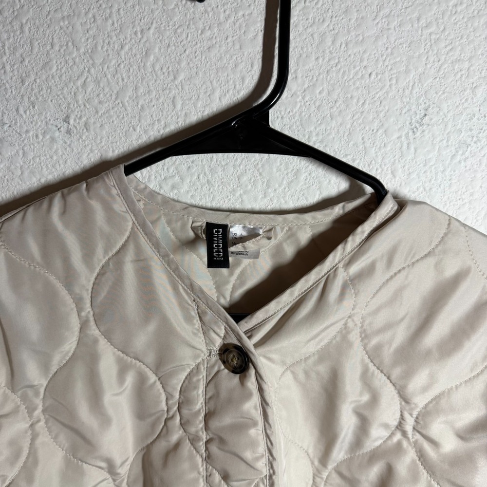 H&M By Divided Quilted Jacket Womens Small Beige V Neck Button Front Insulated - Picture 5 of 10